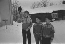 Tre gutter med strikkegenser og Østerdalslue, Portrett