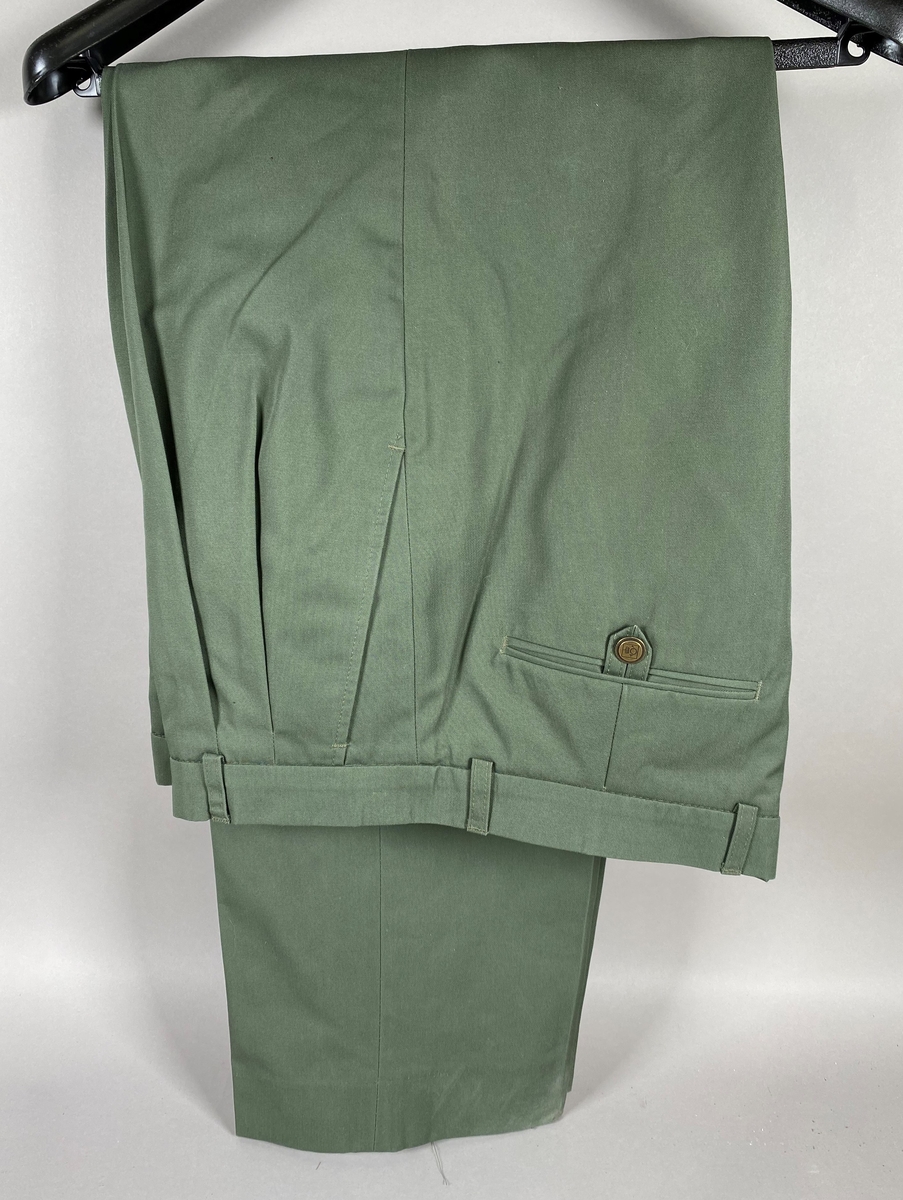 Grønn bukse i stoff, med to håndlommer og en baklomme. Knapp med Postens logomerke.
Buksen er i størrelse 52.