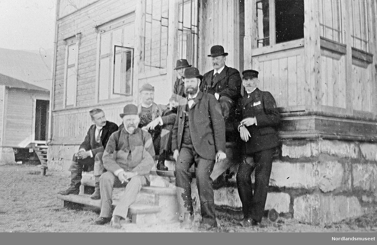 Narvik, Bolagets ledelse på trappa på Bromsgård. Bl.a. Ulrich, Ole W. Lund (bilde nr. 1), Eriksson (bilde nr. 2) og Gustav E. Broms.