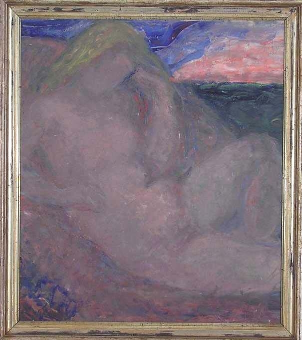 Mot en bakgrund av blå himmel, grönt hav, ett moln i rosa överst till vänster och en blå-röd-brun klippa framträder en halvliggande naken kvinna med blont hår. Hon stöder huvudet i handen och har sitt ena knä, till höger i bilden, lyft.