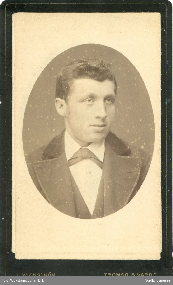 Portrett, brystbilde av en ung mann. Ludvik Olsen.