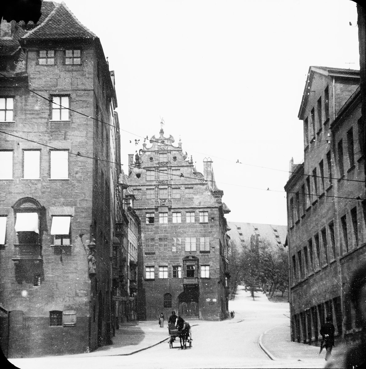 Skioptikonbild med motiv av ekipage på gata i Nürnberg.
Bilden har förvarats i kartong märkt: Nürnberg 1901. VIII.