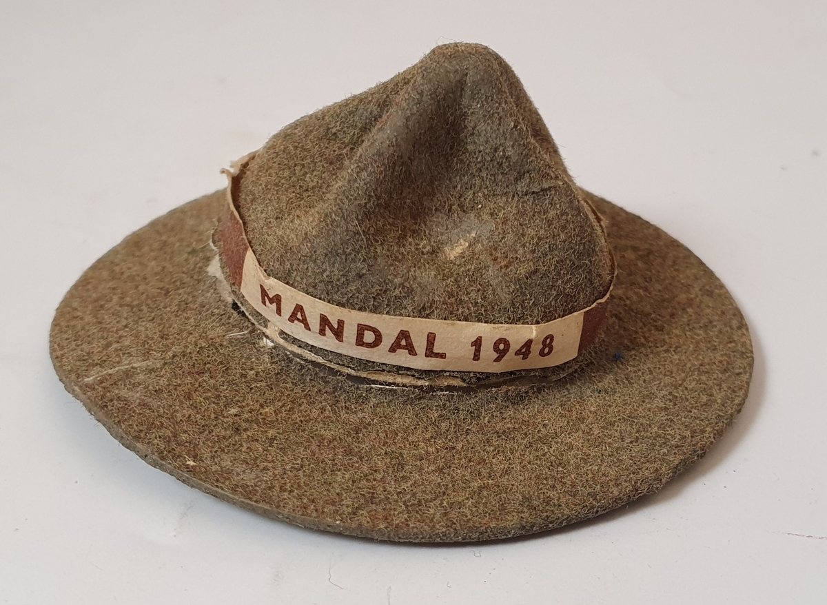 I 1948 arrangerte Norsk Speidergutt-forbund Landsspeiderleir i Mandal. Denne miniatyrspeiderhatten var en suvenir fra leiren.