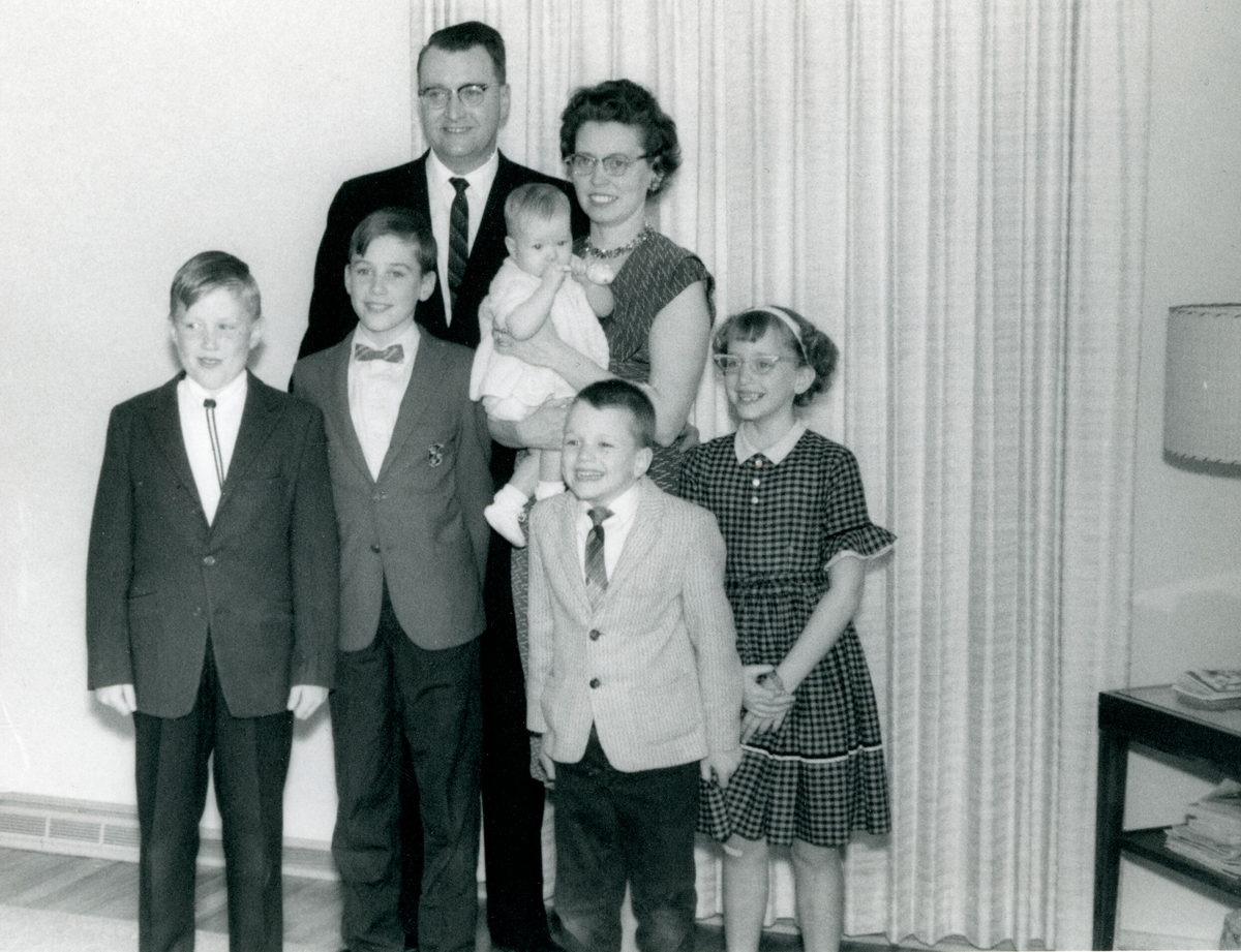 Familiebilde fra Amerika i 1965.  Herman og Marjorie med fem barn. For namn, så bilde 2.