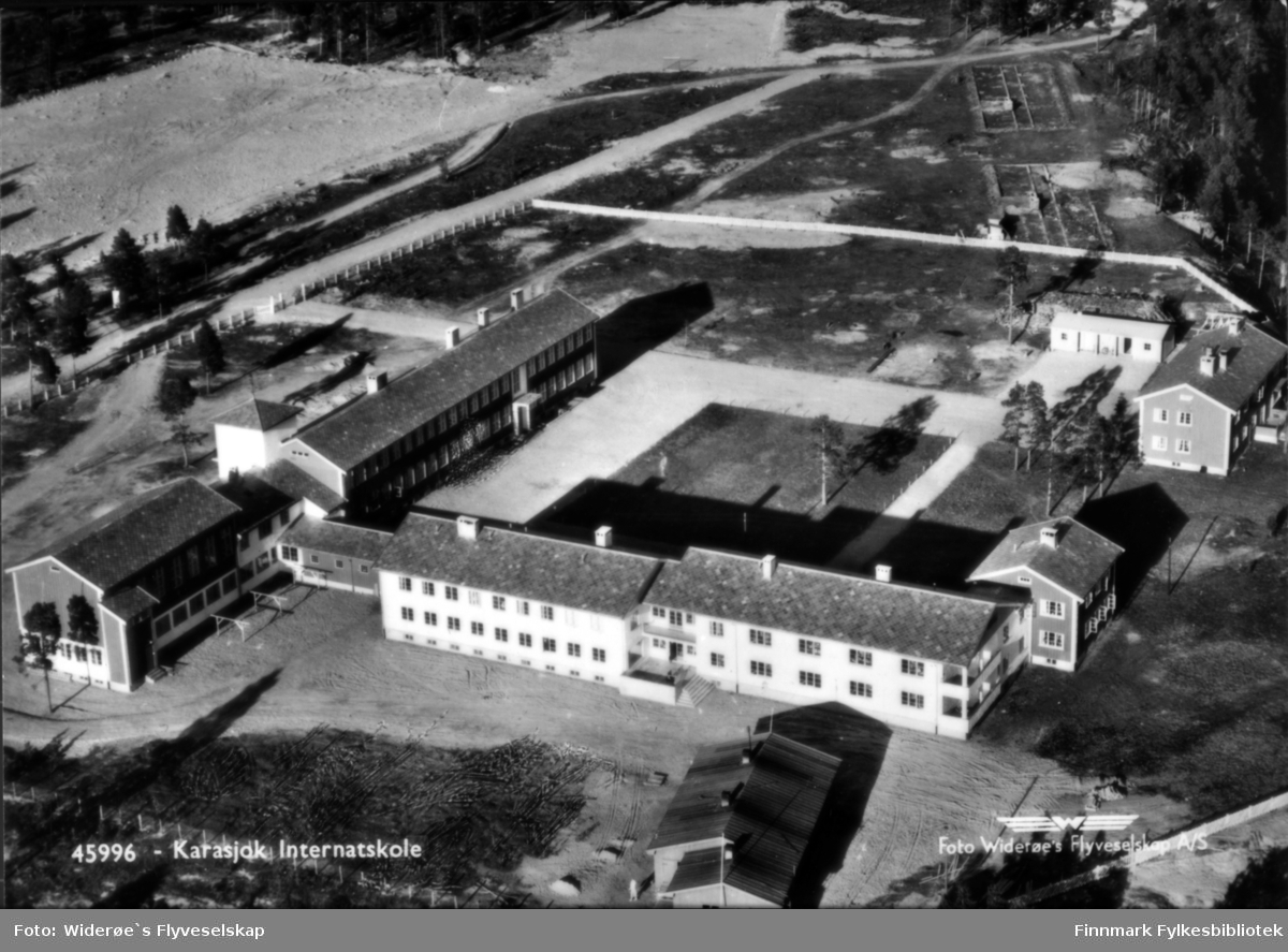Flyfoto av internatskolen i Karasjok fotografert av Widerøe Flyveselskap. Den ble tatt i bruk i 1955. Ca. 90% av elevene var samiske. Karasjok internatskole ble lagt ned i 1999.