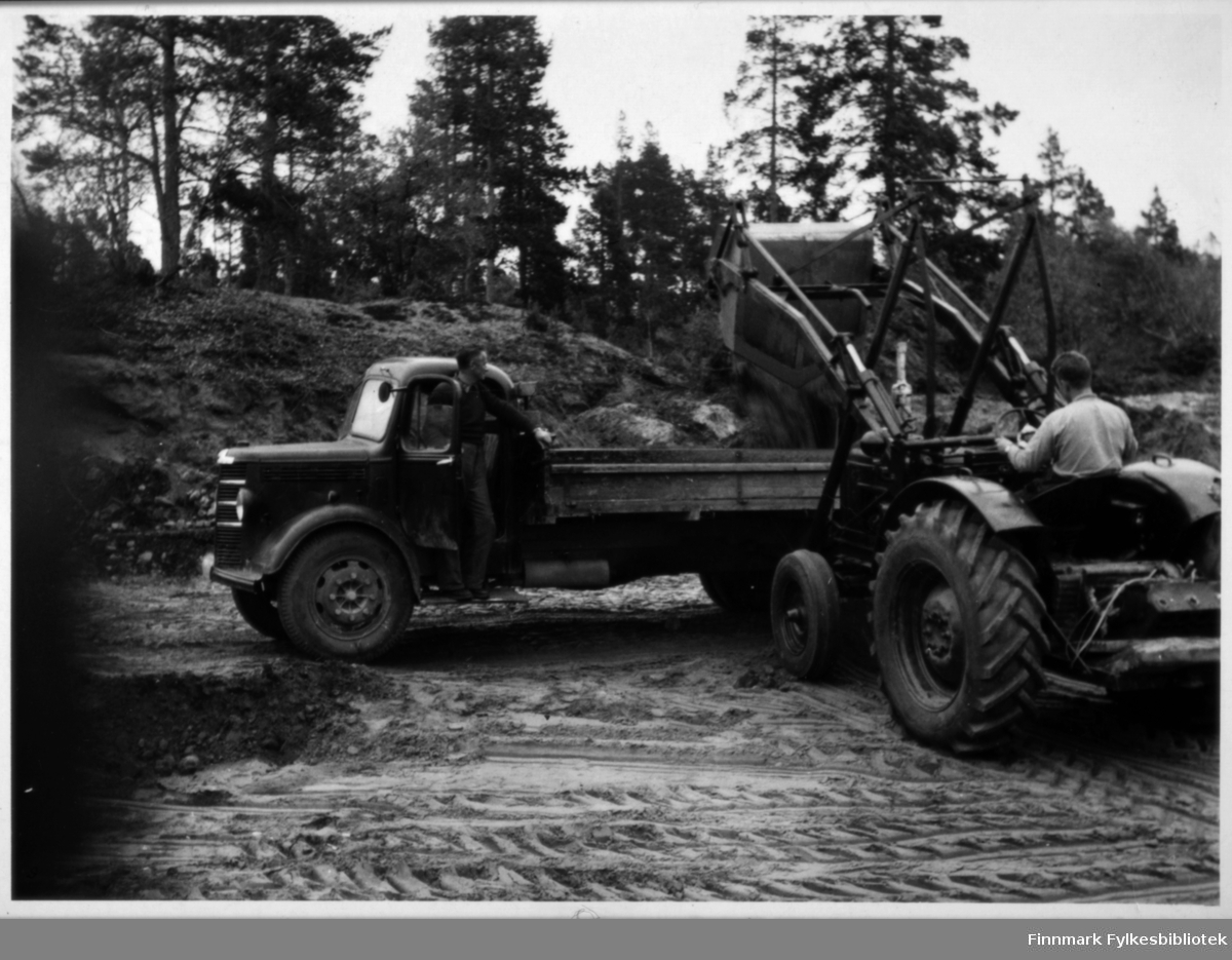 Et sted i Karasjok området. En traktor og Bedford lastebil (årsmodell 1946-53) i arbeid.