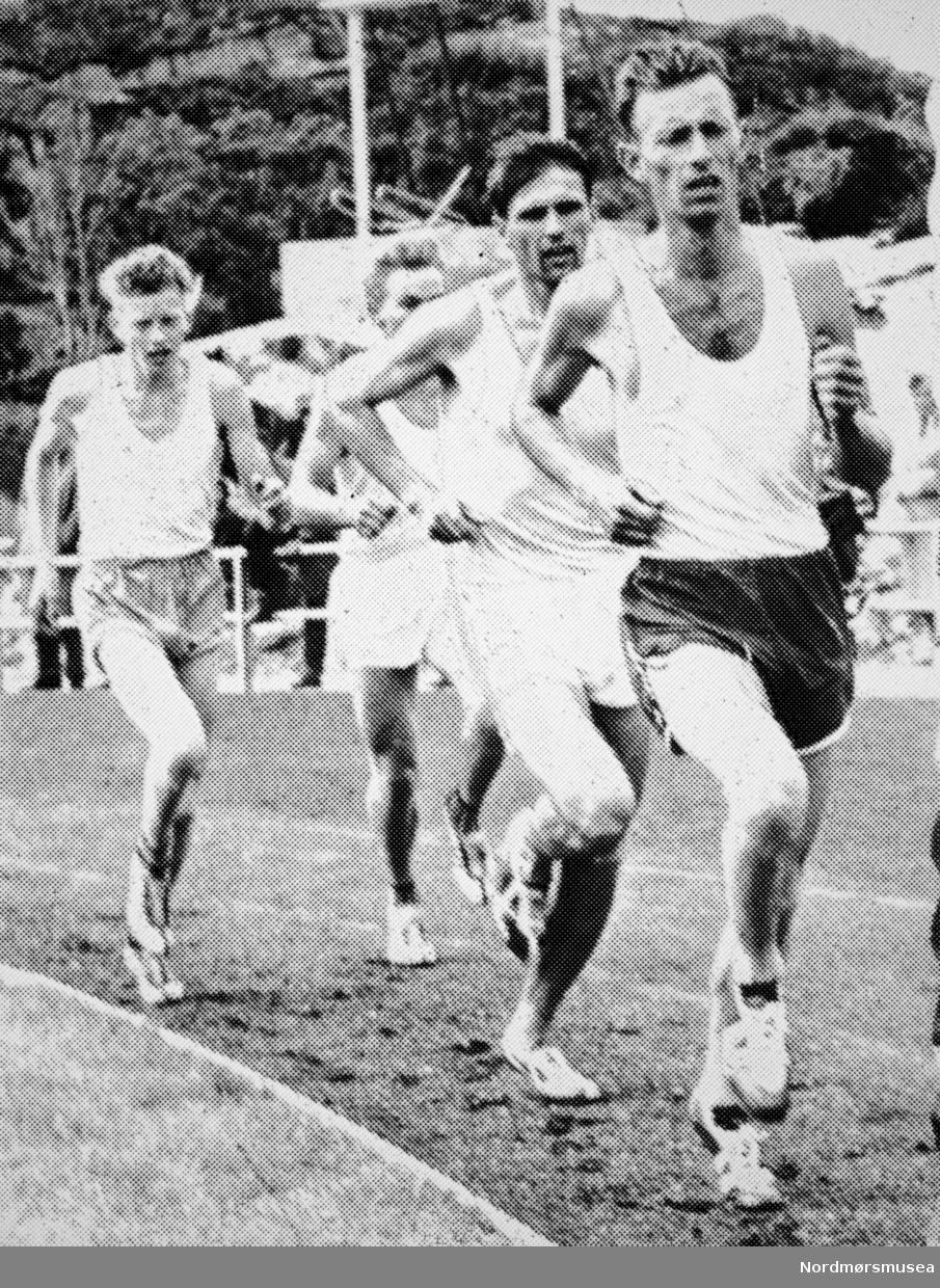 Tore Gjerstad. Baneløp friidrett, fire utøvere. Fotoet er speilvendt.
Bildet er fra avisa Tidens Krav sitt arkiv i tidsrommet 1970-1994. Nå i Nordmøre museums fotosamling.
