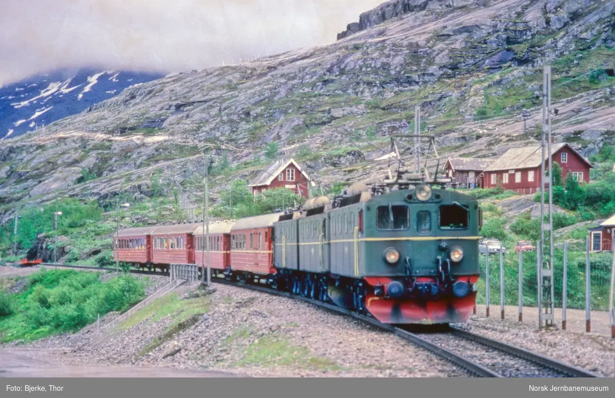 Turisttog trukket av elektrisk lokomotiv El 12 2120, 2116 og 2117 ved Riksgränsen holdeplass på Malmbanan like øst for grensen