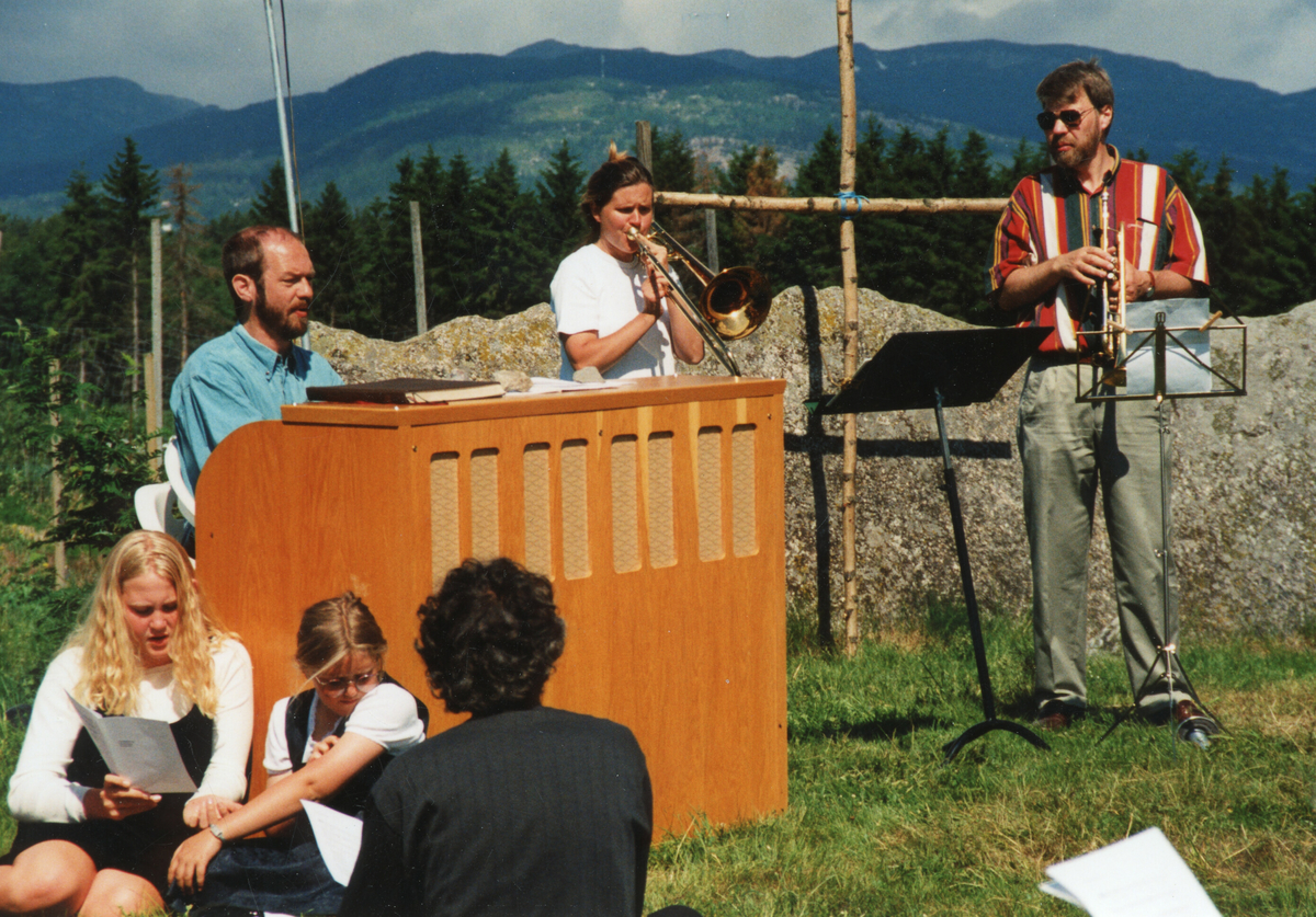 Åtte bilde frå gudsteneste på Gårahaugen i 1997  