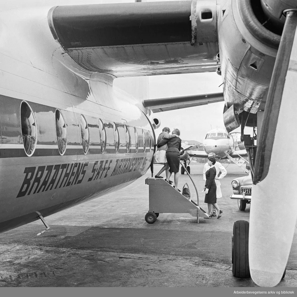 Fotoreportasje. Formiddag på Oslo Lufthavn, Fornebu. Juli 1961.