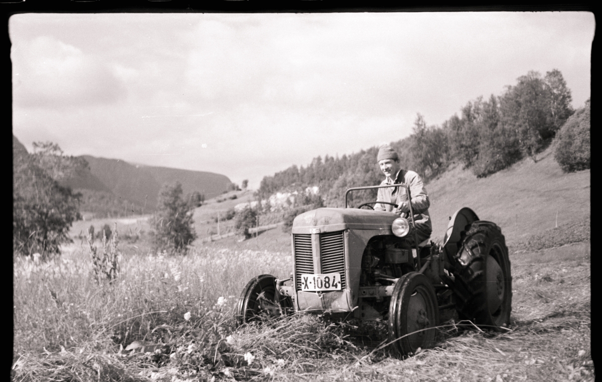 Julius Lund på traktor.
