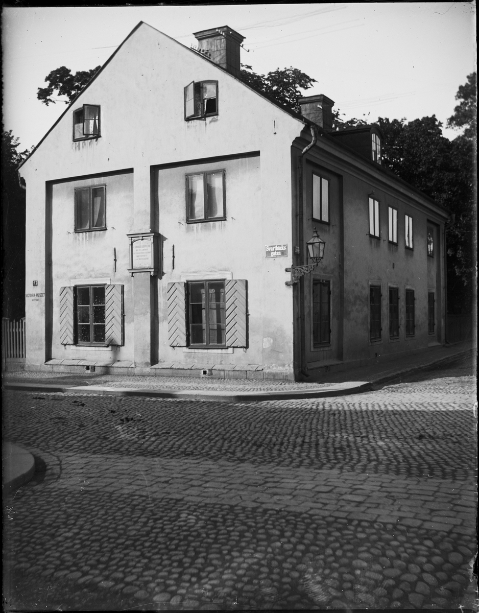 Byggnad med texten "Carolus Linneus" på ytterväggen, Uppsala