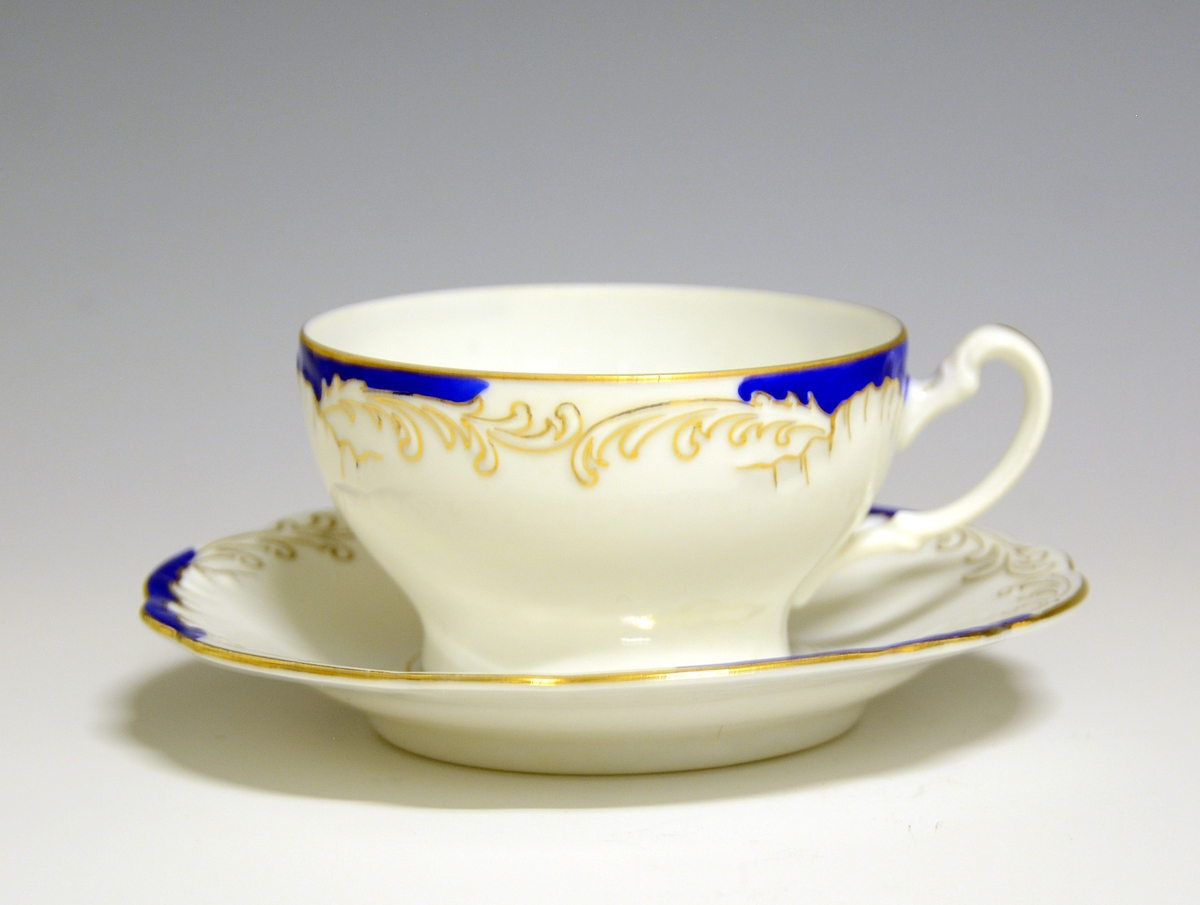 Kaffekopp med skål
Modell: 358.4
Dekor: Blåfarge og gullstaffering
Fabrikkmerke: Grønt anker med PP (1911-1935).
Finnes i priskuranten for 1931, tavle 9
