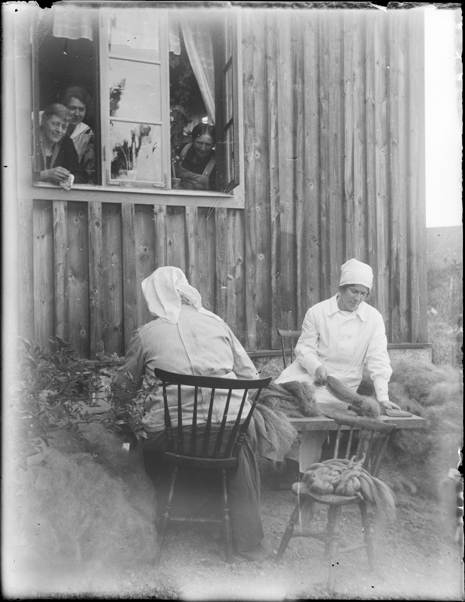 Två kvinnor arbetar med linberedning, Uppland
