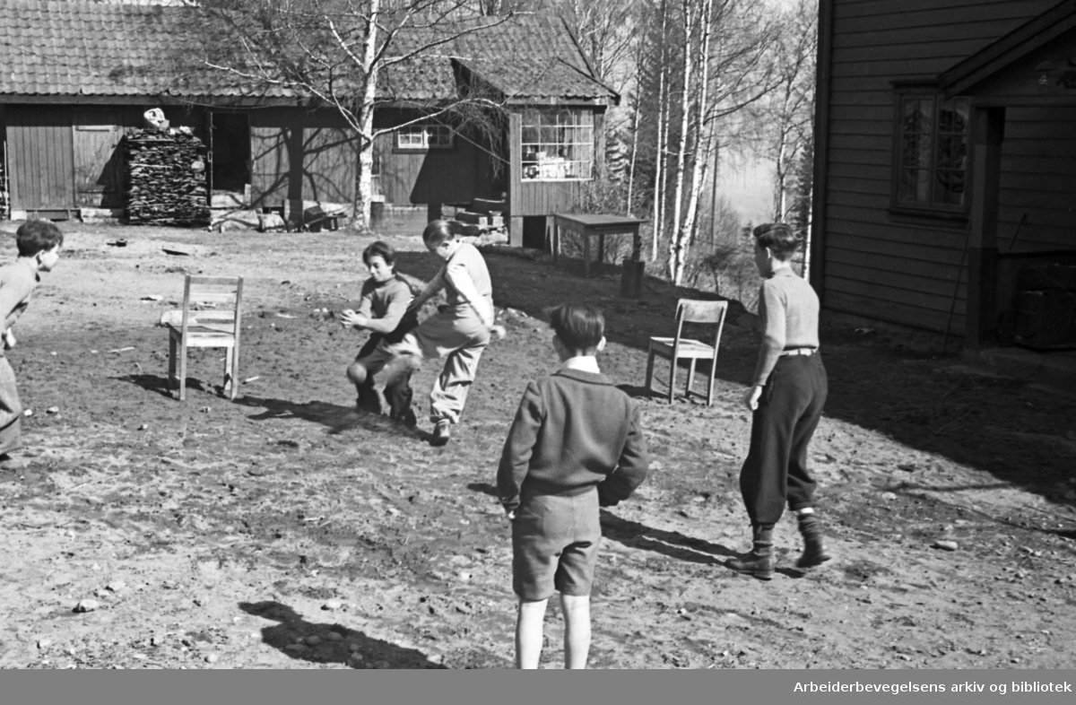 Den norske spaniakomiteen arrrangerer ferieopphold for 40 spanske flyktningbarn på Hasselbakken ved Mjøsa. Mai 1947.