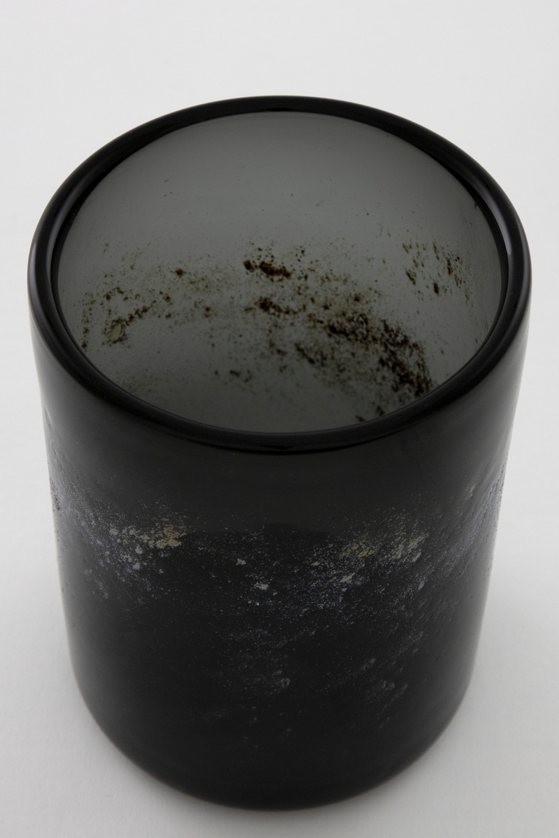 Sylinderformet vase i røykfarget halvgjennomsiktig glass dekorert med uregelmessig metallstøv.
