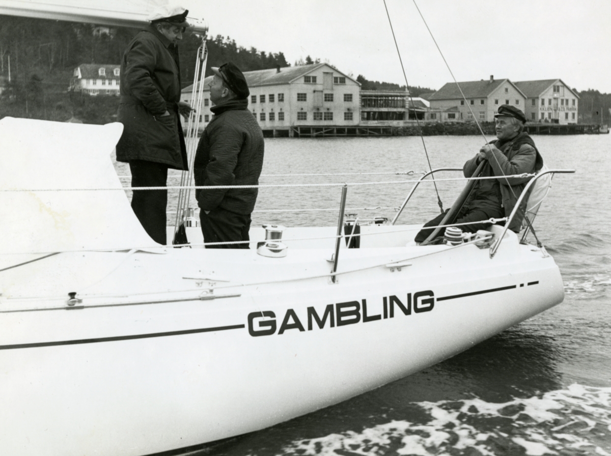 Tre menn på Linge-båten Gambling. Sansynligvis utenfor Fevik, Grimstad.