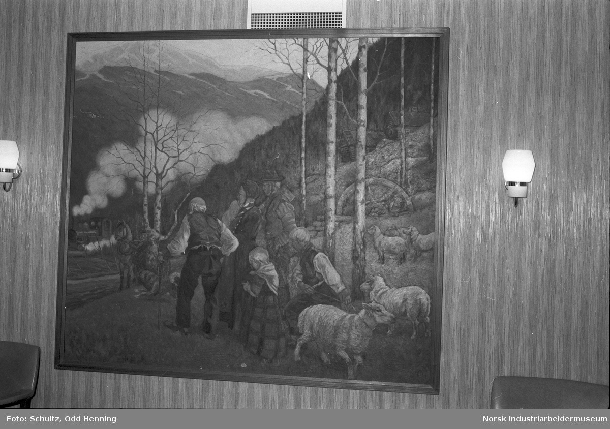 Maleri av Segeleke som fremstiller Vestfjorddalen, Gaustatoppen og bønder og industri.