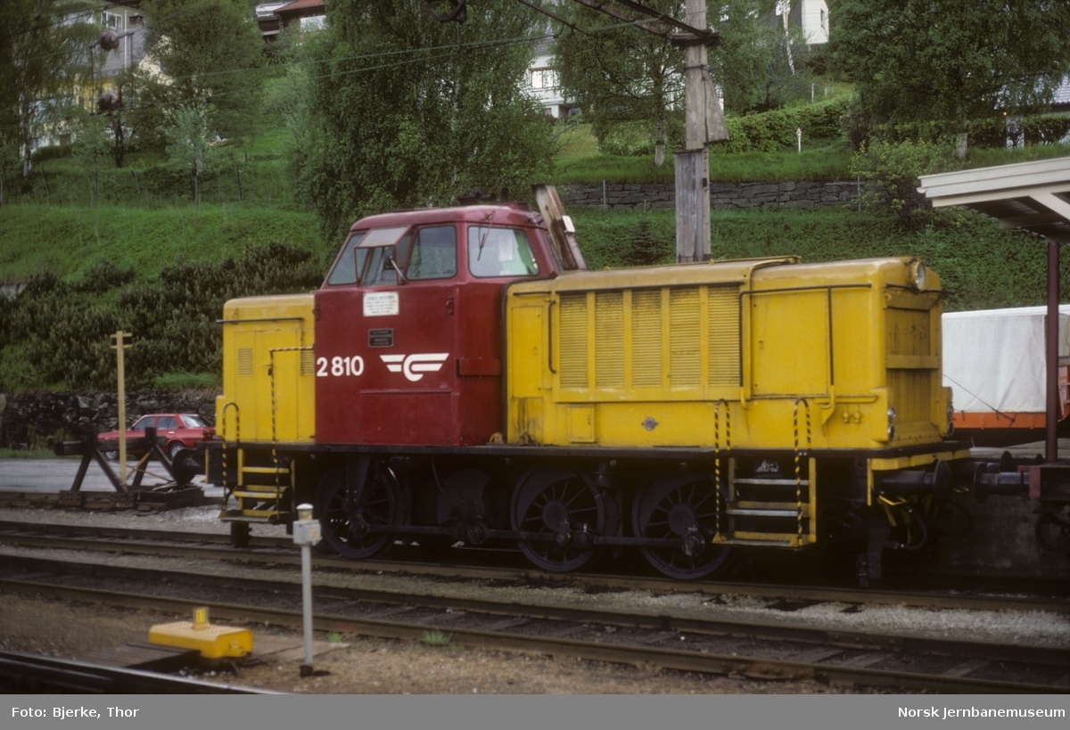 Diesellokomotiv Di 2 810 på Voss stasjon