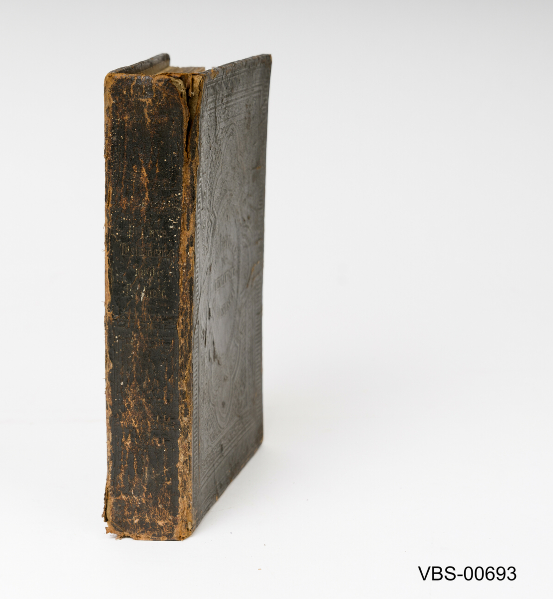 Bok, Det Nye Testamentet  innbundet med brunt skinn og dekor inngravert på skinnet.
Tykt i Christiania hos U Grøndahl, 1872.
