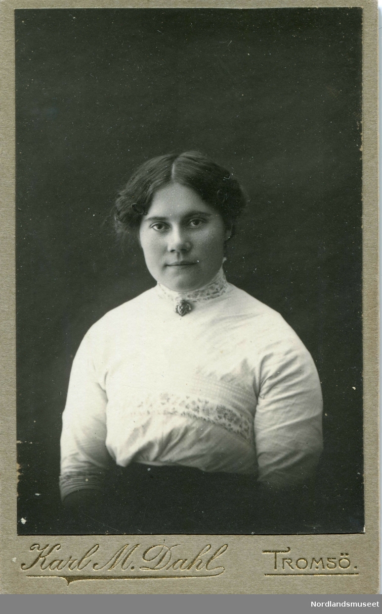 Portrettbilde av en ung kvinne. Johanna Saur, sannsynligvis Johanna Emilie, (f. 1895), datter til Ole-Martin Pedersen og Matilde Regine Johansdatter på Saur