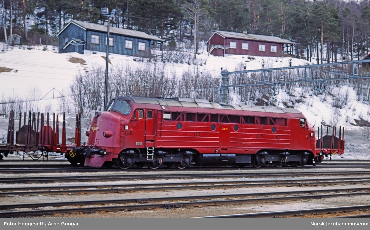 Diesellokomotiv Di 3 641 på Dombås stasjon
