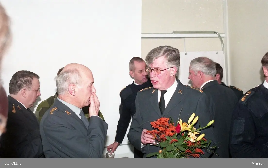 Fr v: Kn Göran Fransson, öv Wilhelm Af Donner, övlt Bert Fransson, övlt Stig Andersson (med buketten) och kn Carl-Gustav Pettersson.