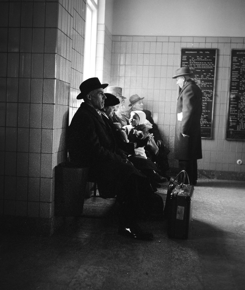 Julafton på Norrköpings Centralstation, 1956.
Pressfotografier från 1950-1960-talet. Samtliga bilder är tagna i Östergötland, de flesta i Linköping. Jul.