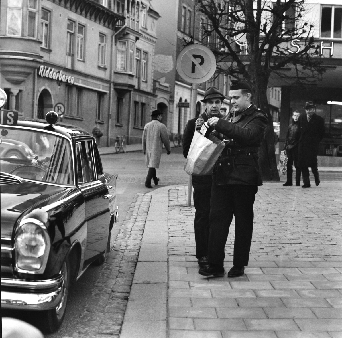 Lördagseftermiddag i Södertälje, 1961.
Pressfotografier från 1950-1960-talet. Samtliga bilder är tagna i Östergötland, de flesta i Linköping.