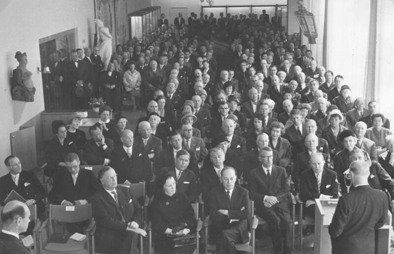 Bilde av en fullsatt sal under åpningen av museumsbygningen 30. april 1962.