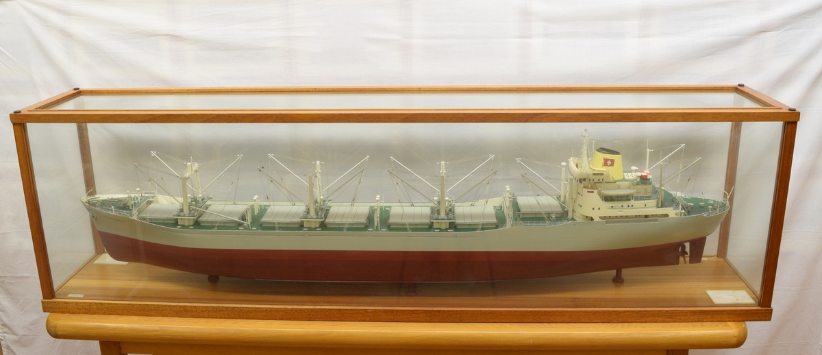 Båtmodell i monter av glass, innrammet i tre.