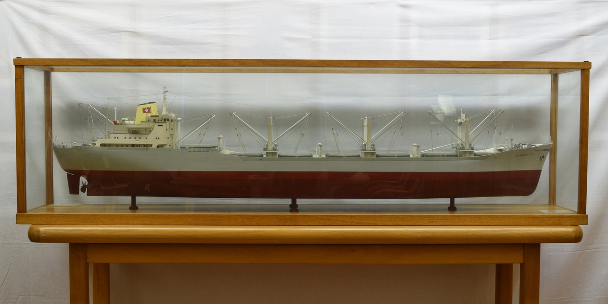 Båtmodell i monter av glass, innrammet i tre.