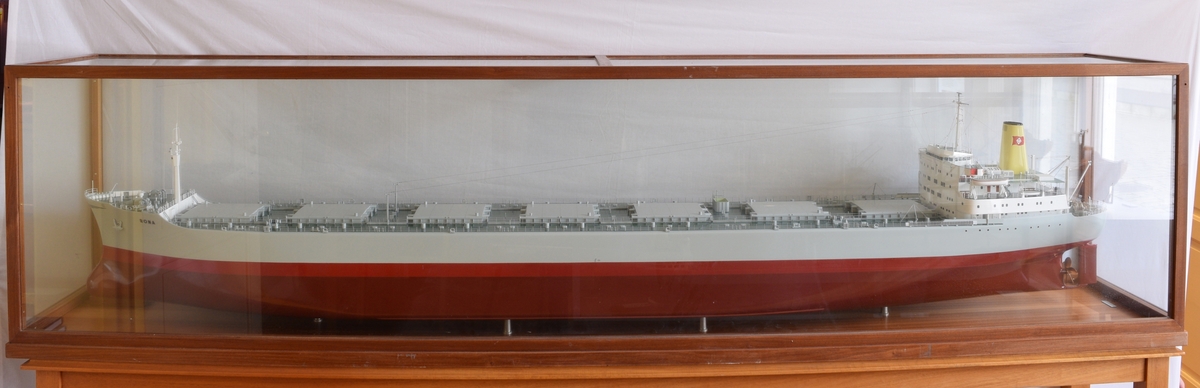 Skipsmodell med monter i glass, med treramme, på stativ av tre.
