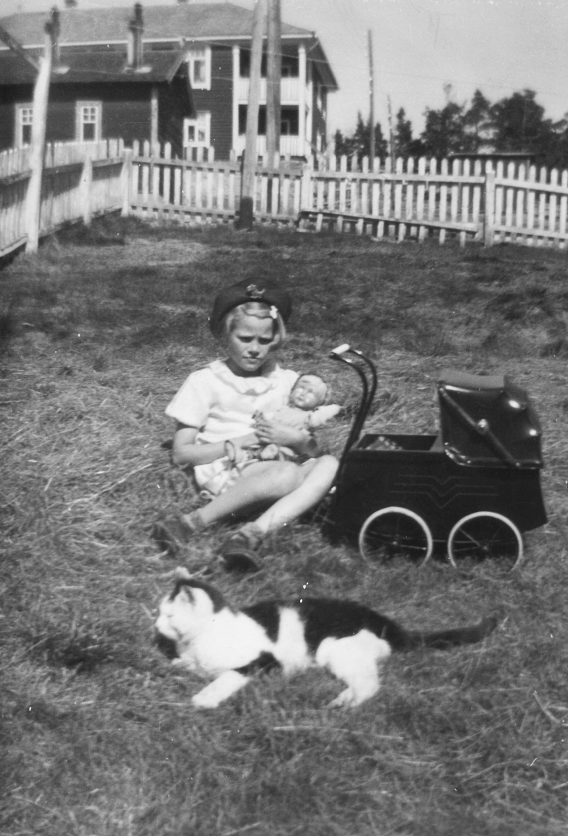 Ung jente med dukke og barnevogn