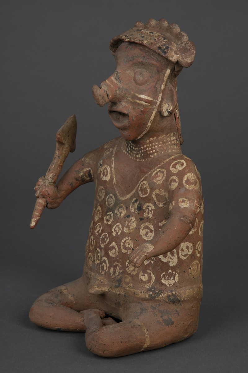 Sittende kriger med spyd, hjelm og nesevern [Keramikkskulptur]