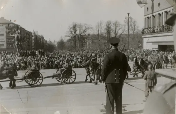 Text I Fotoalbum: "Stora Militärparaden Genom Göteborg 19/4 1942 ...