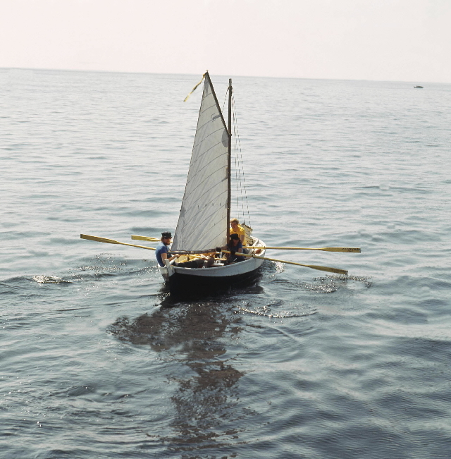 Båten har en besättning på en rorsman och två roddare. Eftersom
vinden är svag måste årorna komma till användning.