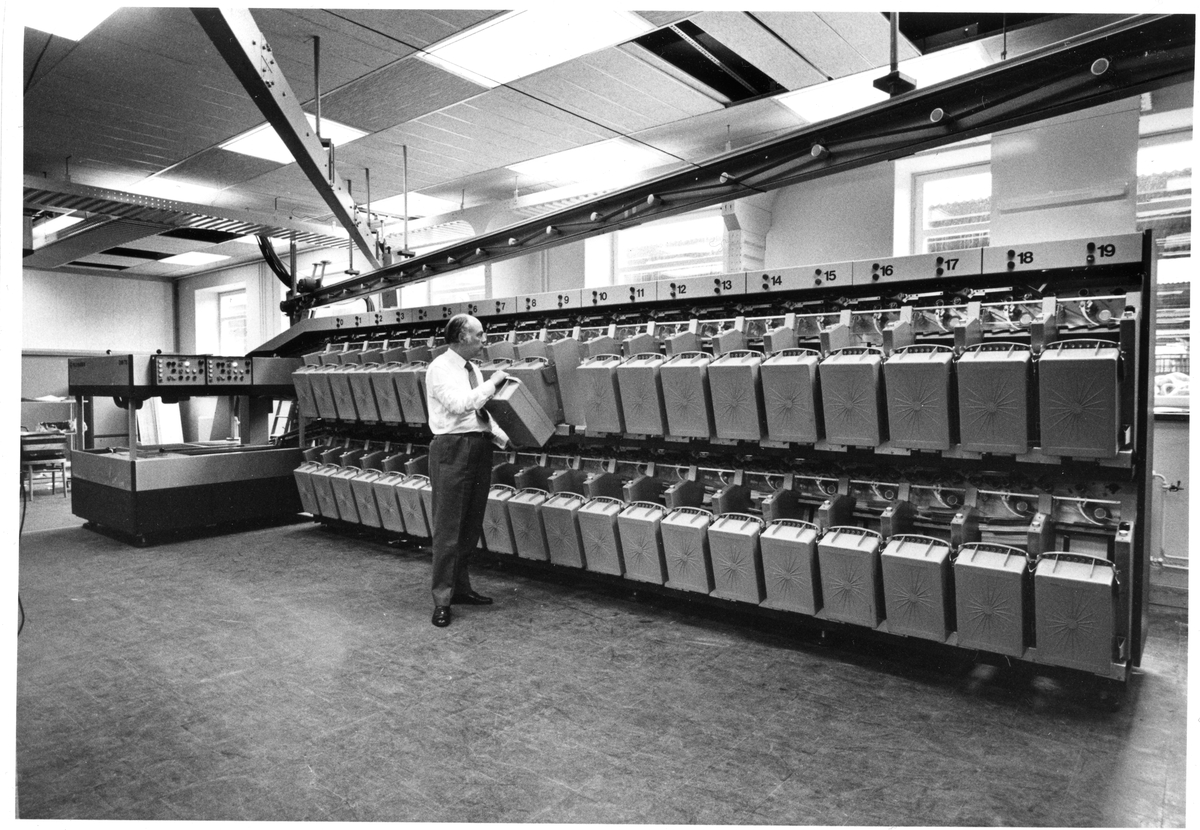Automatisk brevsorteringsanläggning på postkontoret Stockholm
Ban, Klara Strand 6 . Brevautomation, etapp 2.  Anläggningen har
levererats av västtyska AEG-Telefunken och består av tre olika
sorteringsmaskiner, en dataanläggning och 24 koderingsplatser. I
bottenvåningen, södra flygeln. Den 3 april 1974 invigdes anläggningen.