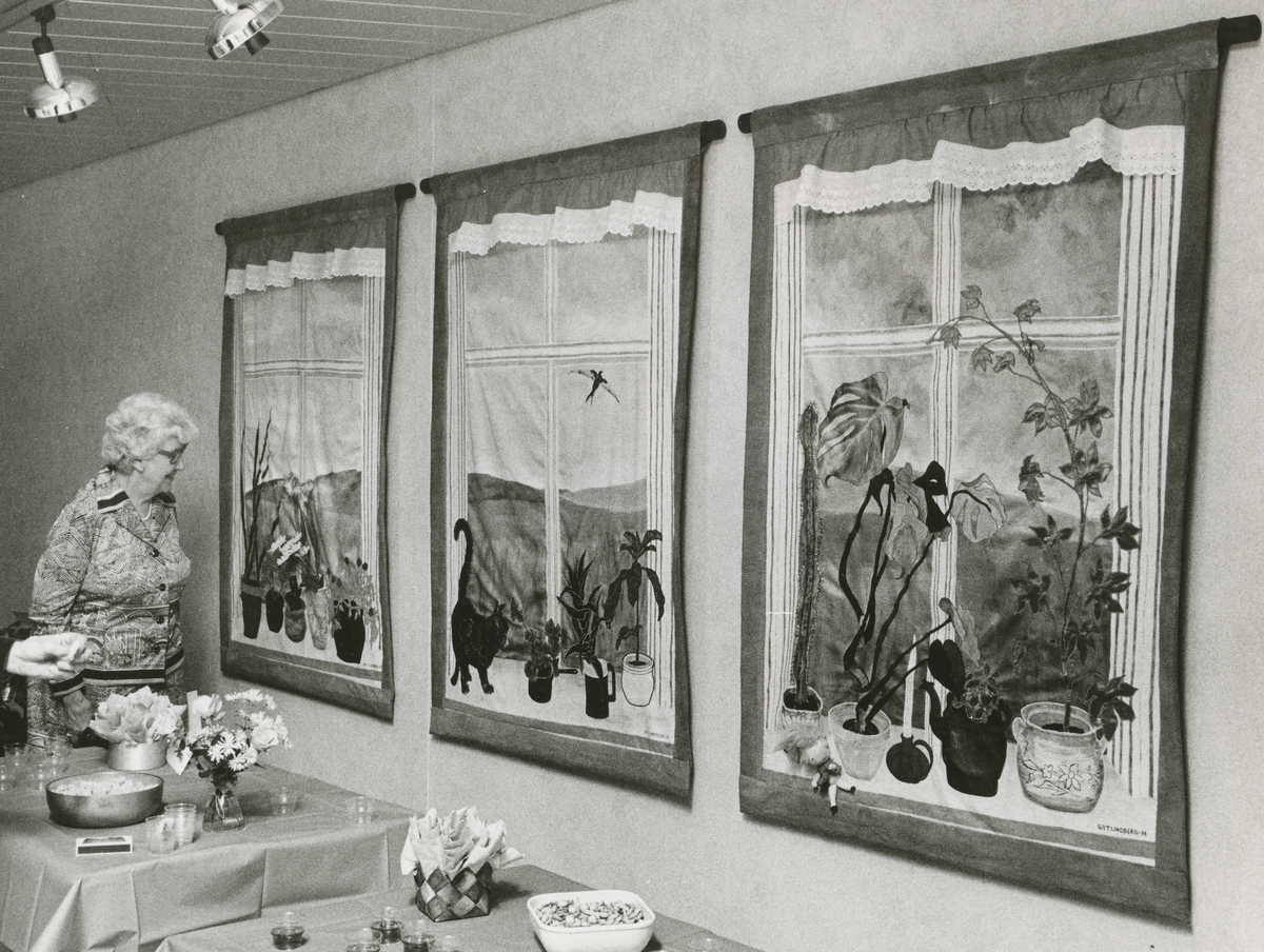 I allmänhetens avdelning finns bl a tre textiltavlor, i form av
fönster med blomkrukor, som ser nära nog "livslevande" ut. De är
gjorda av konstnärinnan Gitt Lindberg. Beundrar dem gör Elvy
Eriksson-Nowacki, tidigare chef för PFA.