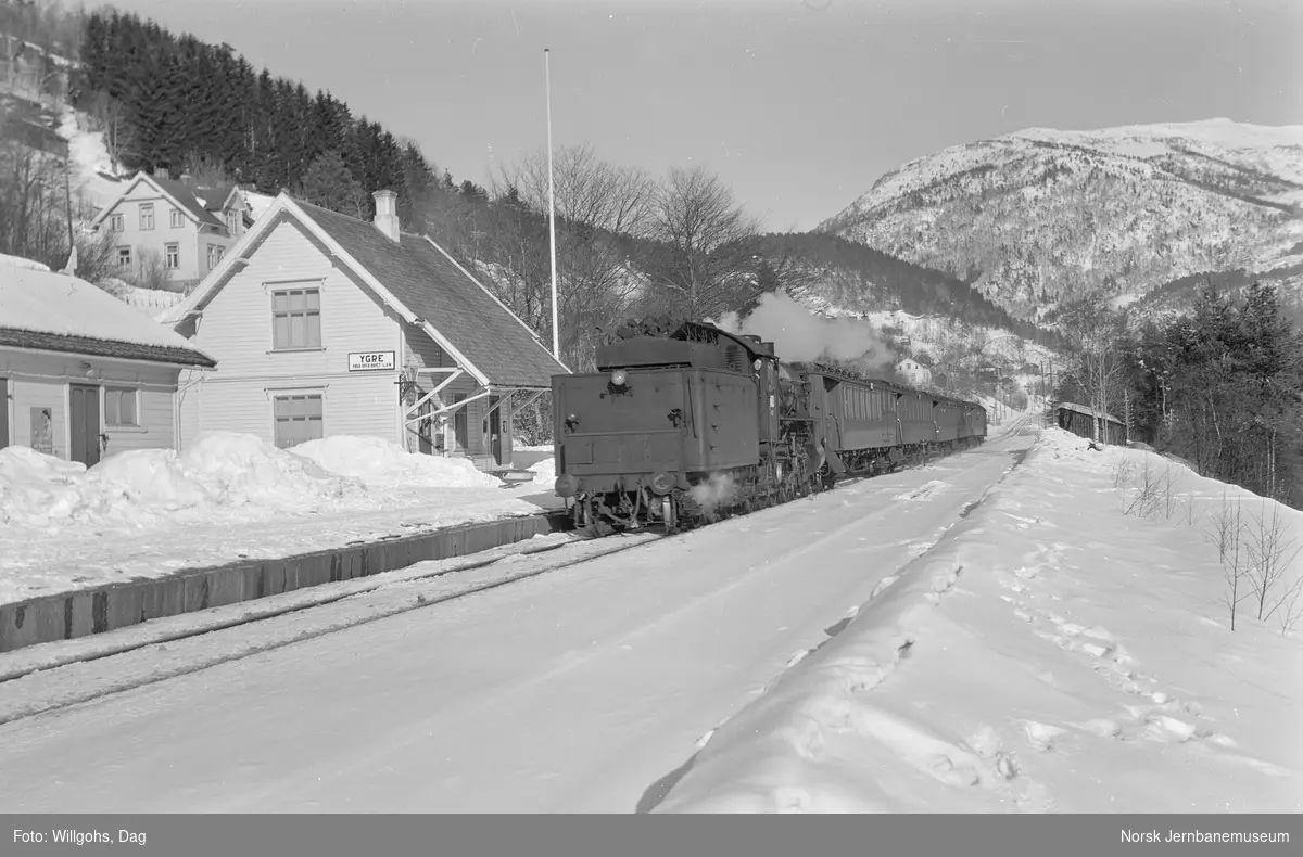 Damplokomotiv type 31b nr. 402 med ekstratog retning Bergen på Ygre stasjon