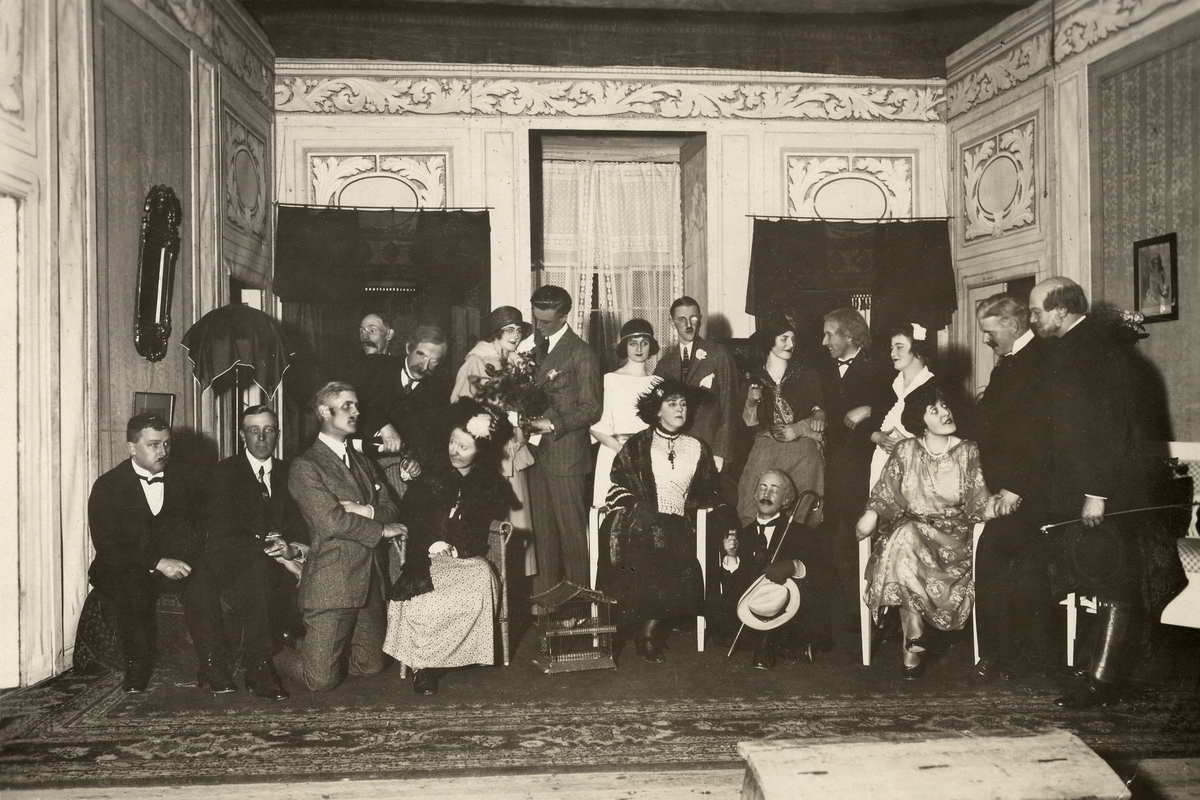 Amatörskådespel, "Ett tokigt infall", på Växjö teater 1920-1925.
Hela ensemblen är samlad på scenen.
