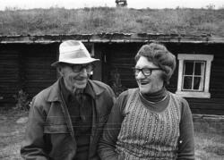 Lars og Margit Strømshoved på setra ved Savalen.