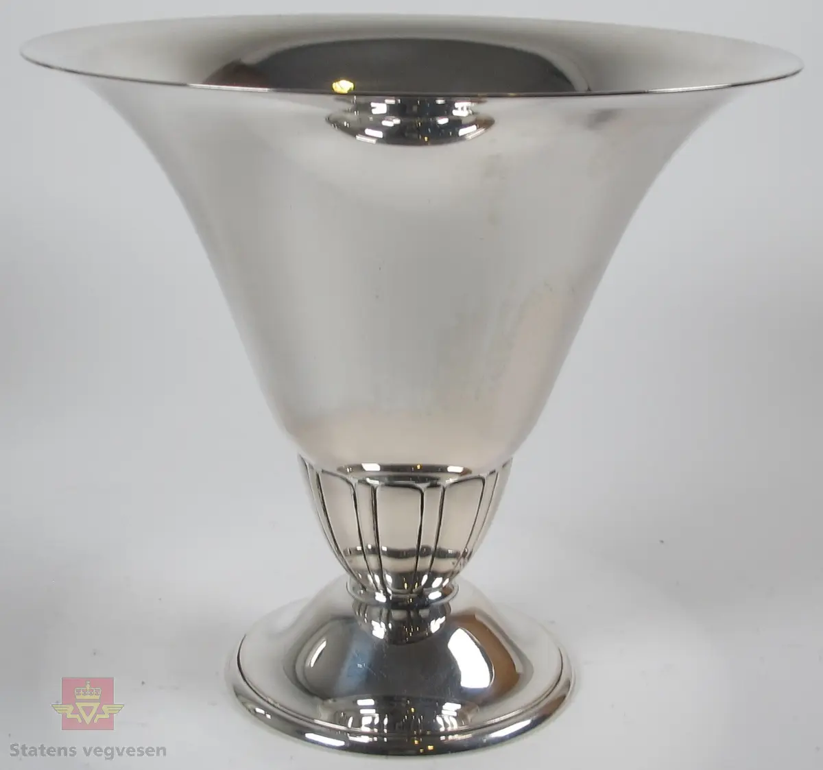 Pokal i sølv formet som en vase/skål.
