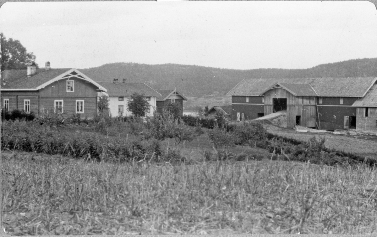 Slette gård sett fra "skibakken". Uten år, men senest slutten av 1920-årene. Det hvitmalte huset brant  omkring 1930.