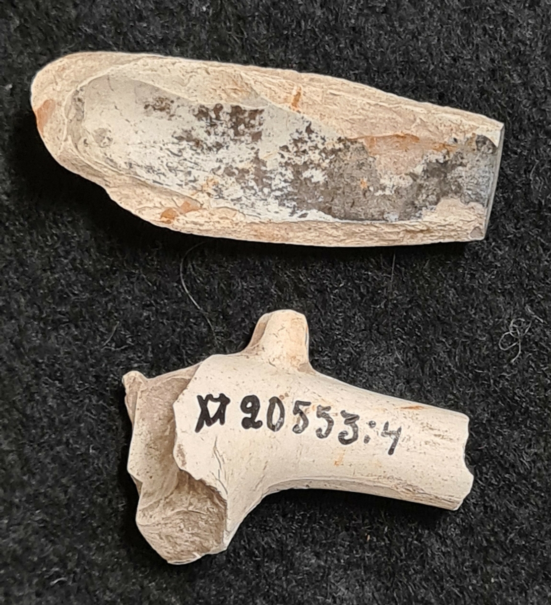 Lösfynd insamlade vid RAÄ:s fornminnesinventering i Dalsland 1987-88. 

Båda föremålen är fragment av piphuvudet, varav det ena med övergång till skaft.