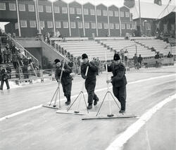 Banemannskapet på Bislett Stadion preparerer isen før hurtig