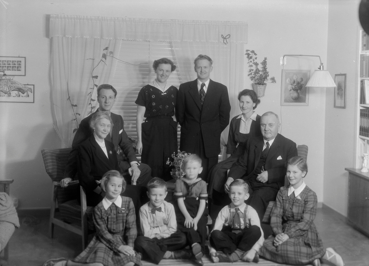 Sverre Grønlie med kone, barn og svigerfamilie