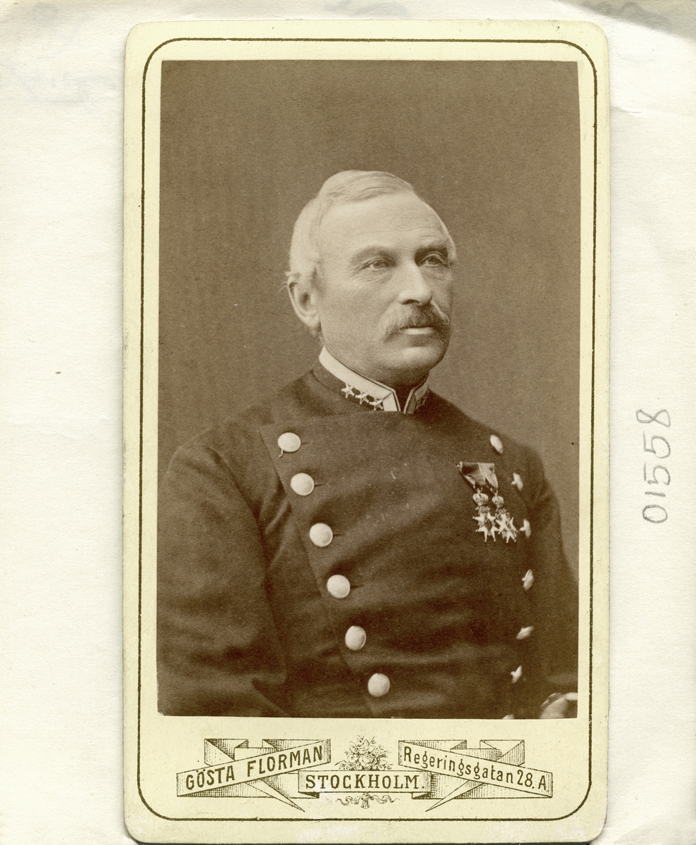 Porträtt av överste Gustaf Örn. Född i Stora Tuna 1816 inledde han sin militära karriär som fänrik vid Dalaregementet 1834. Vid samma regemente befordrades han till kapten 1853 och vidare till major 1859. Sistnämnda år blev han även lärare vid Krigsakademien. Från år 1864 var han placerad vid Första livgrenadjärregementet i Linköping och kom där att via överstelöjtnants grad att 1871 utses till regementets överste, en position han kom att verka i till sin pension 1879. I sitt privata liv var han från 1848 gift med Sophia Svedelius