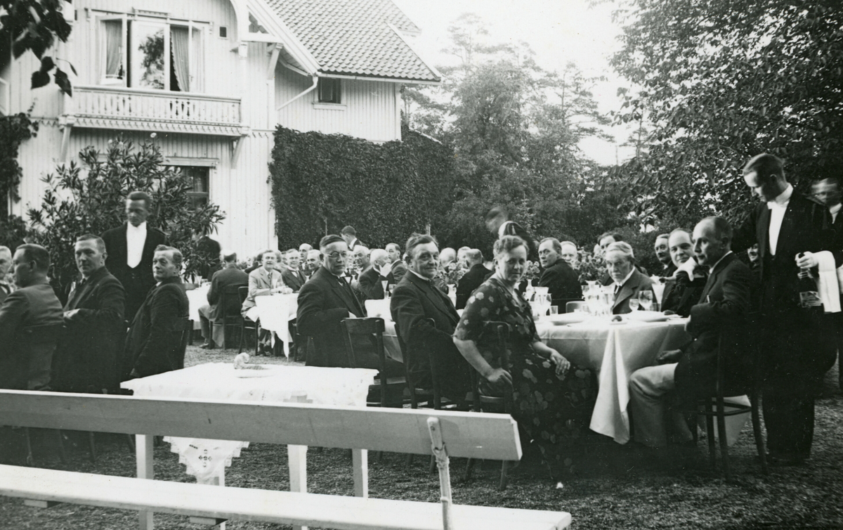 Regjering og Storting på besøk på Johan H. Andresens villa Smedbråten 5. juli 1933.  Ikkje lenge etter vart den gamle villiane riven, og den nye store villaen vart bygd.