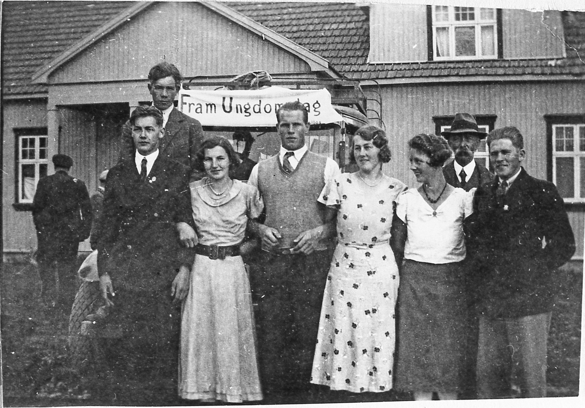 Fram ungdomslag, 1935. Fra venstre: Knut Bjerke, Halvor Ebbesberg, Ragnhild Kravik, Gustav Vinord,
Sigrid Frågått, Klara Haga, Erik Tovsrud, Ola Halsteinrud.